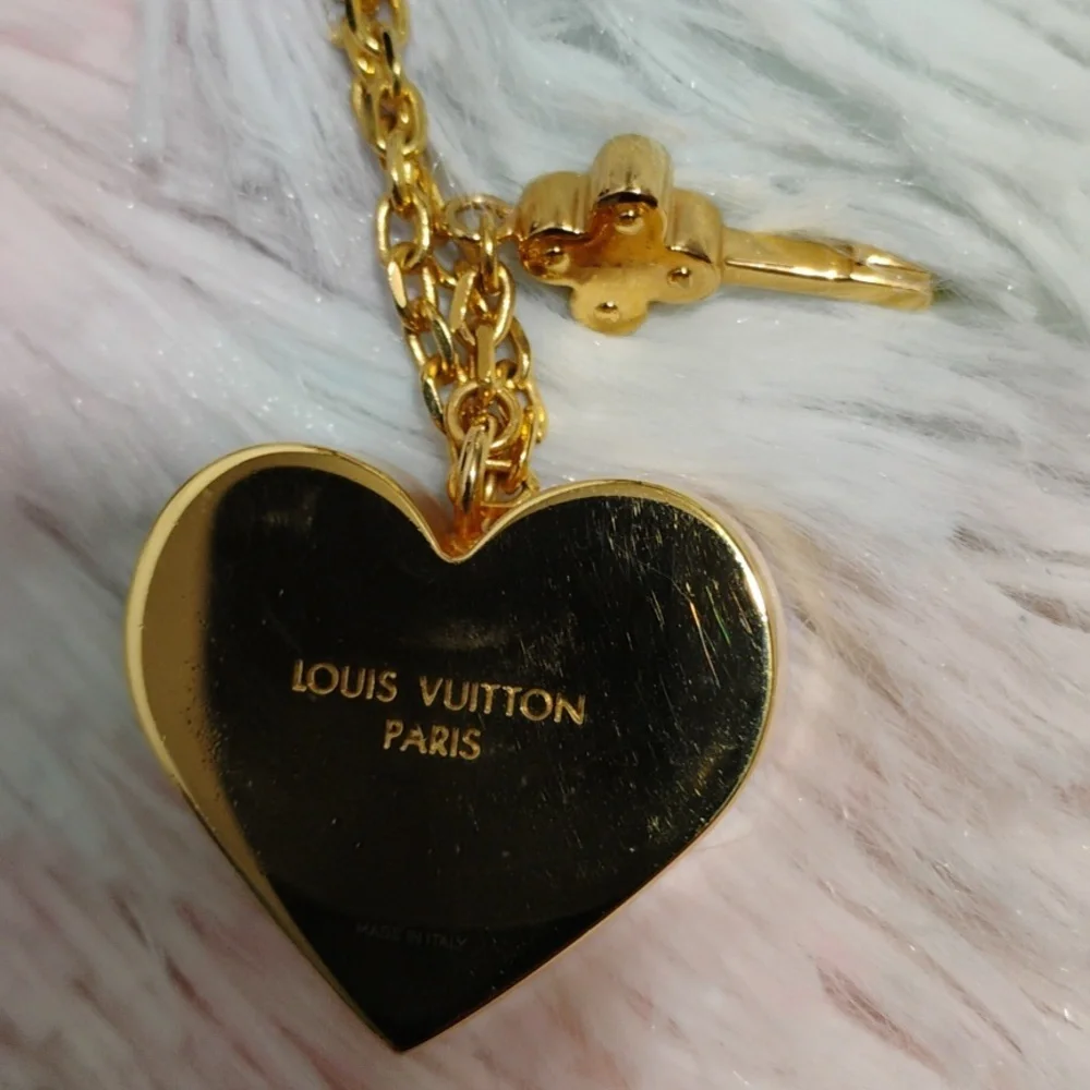 LOUIS VUITTON
Authentic Louis Vuitton
Resin 'Lock Me' Heart Pendant Necklace - Picture 13 of 16